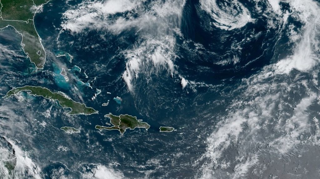  Actividad de aguaceros solo hacia el interior-noroeste y sectores del oeste de la Isla 