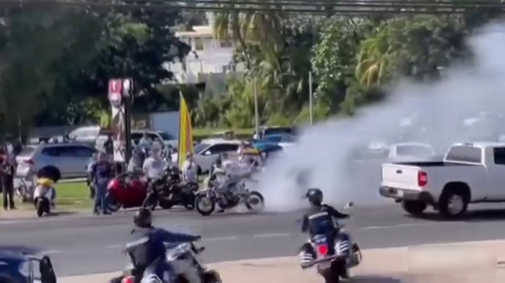  Video: Estaba &ldquo;quemando&rdquo; gomas con su motora y dos polic&iacute;as estatales &ldquo;Lo Pillaron&rdquo; 