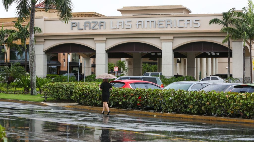  Sorprenden a una joven apropi&aacute;ndose de costosas gafas en Plaza Las Am&eacute;ricas 