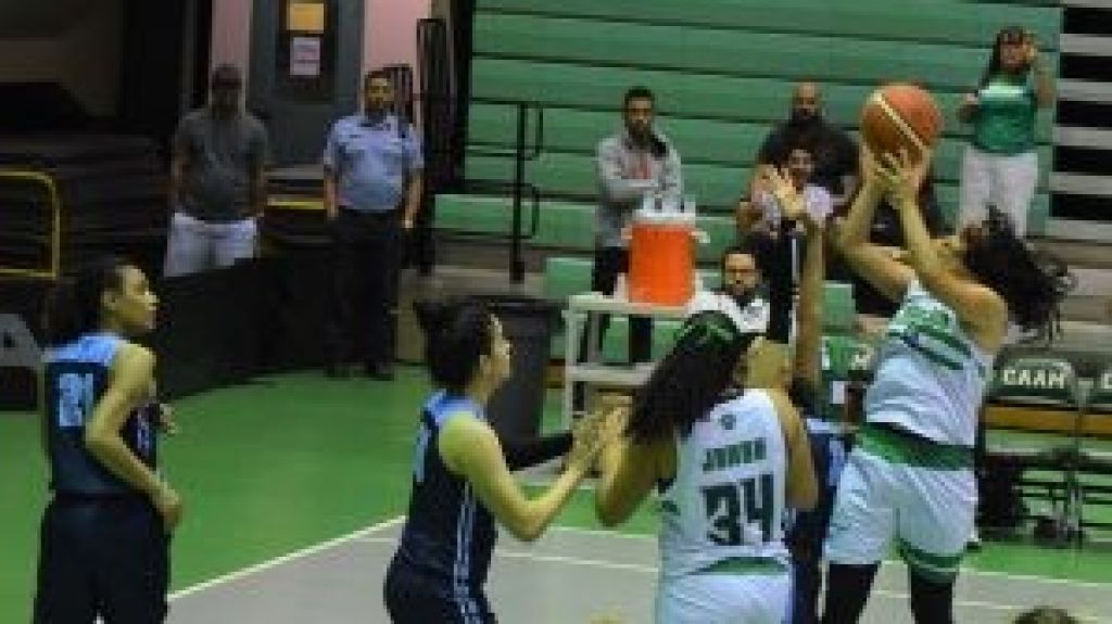  Vaqueras de la UPR de Bayamón se quedan con el coliseo Rafael Mangual en el inicio de la final de baloncesto 