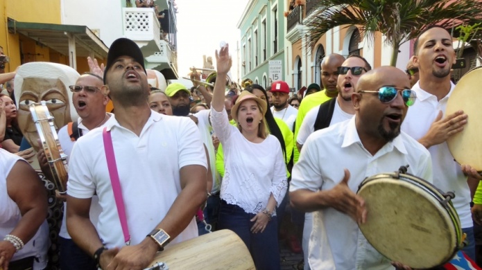 JÃºbilo desbordante en las Fiestas de la calle San SebastiÃ¡n dedicadas a la teatrera Maritza PÃ©rez Otero con la presencia simbÃ³lica de Oscar LÃ³pez Rivera