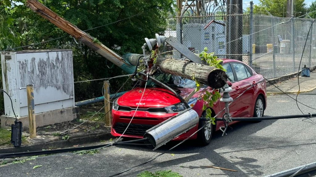  Cami&oacute;n tumba poste y cae sobre veh&iacute;culo estacionado en Moca 
