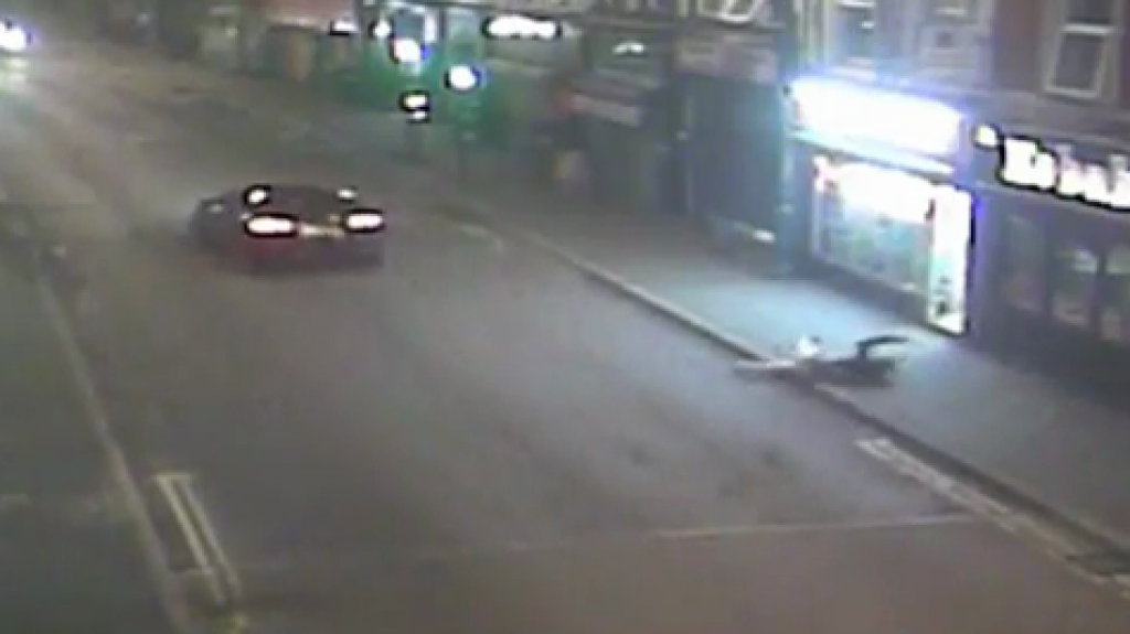  Video:&nbsp;Joven vuela por los aires tras ser impactado por un veh&iacute;culo a alta velocidad 