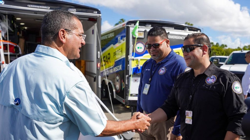  Entregan vehículos y equipos al DSP 