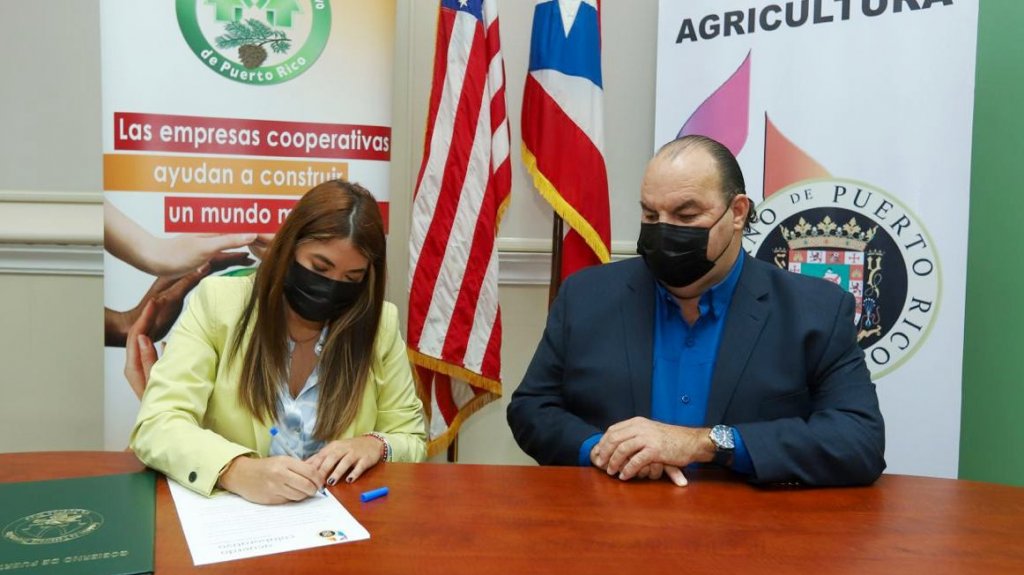  Desarrollo Cooperativo y el Departamento de Agricultura firman acuerdo que busca incentivar creaci&oacute;n de agrocooperativas 