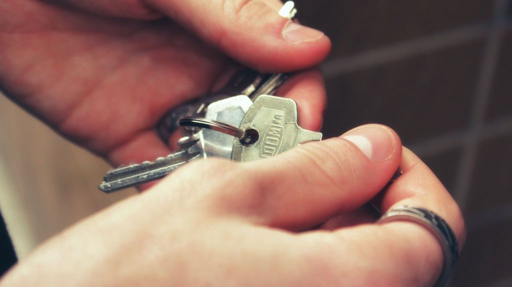  Federales advierten sobre propietarios de vivienda que piden favores sexuales para aplazar pagos de renta por COVID-19 