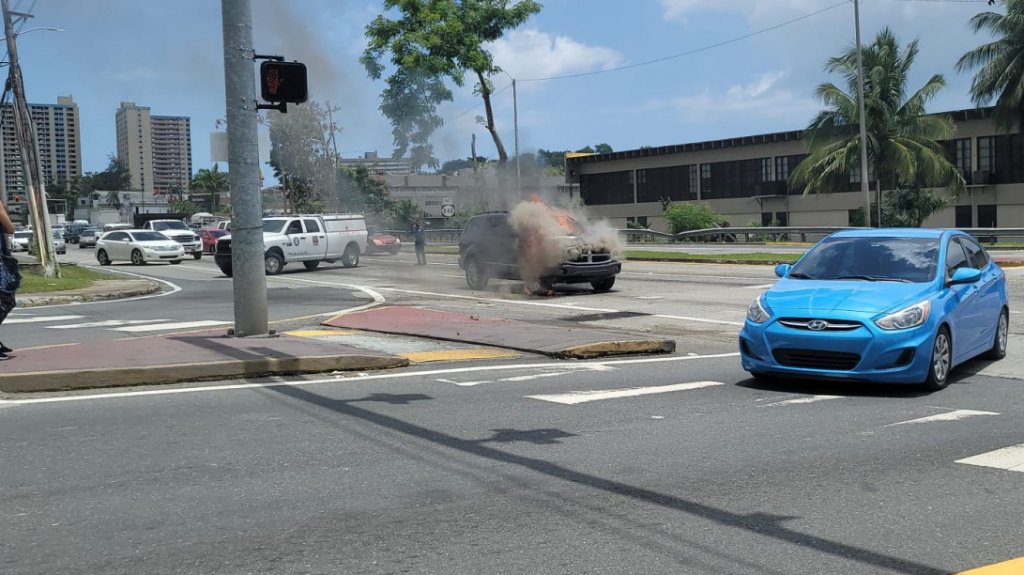  Video: En estos momentos se incendia auto en expreso de Trujillo Alto 