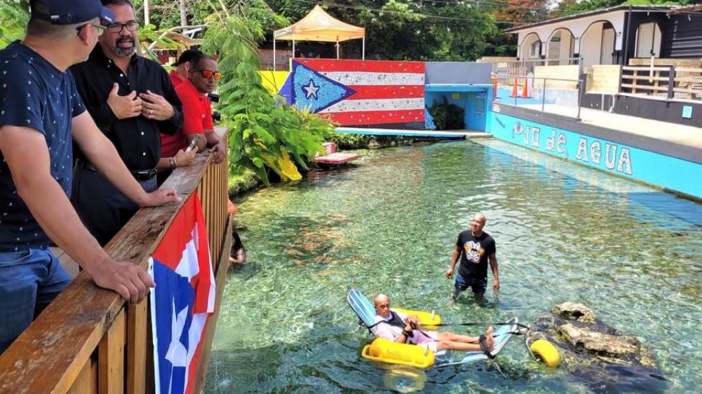  Vega Baja cede equipo para uso de personas con impedimentos en zona recreativa 