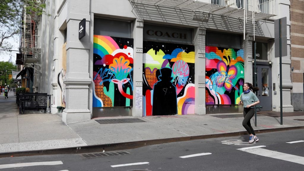  Comerciantes exigen en Nueva York la reapertura de todos los negocios 