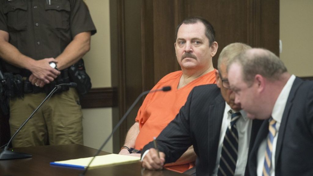  VIDEO: Un procesado por estrangular y desmembrar a una joven se corta la garganta en pleno juicio en EE.UU. 