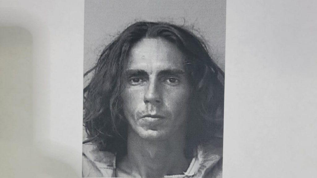  Encarcelan a sujeto que asalt&oacute; por la fuerza a una anciana en Manat&iacute; 