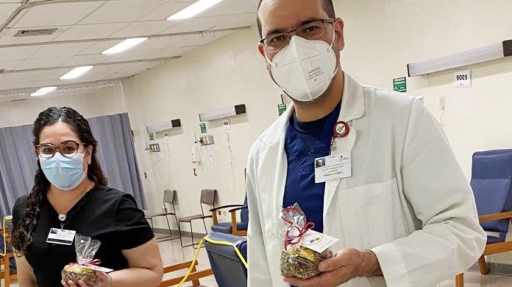  Ferrero regala chocolates a personal m&eacute;dico de los hospitales HIMA San Pablo 