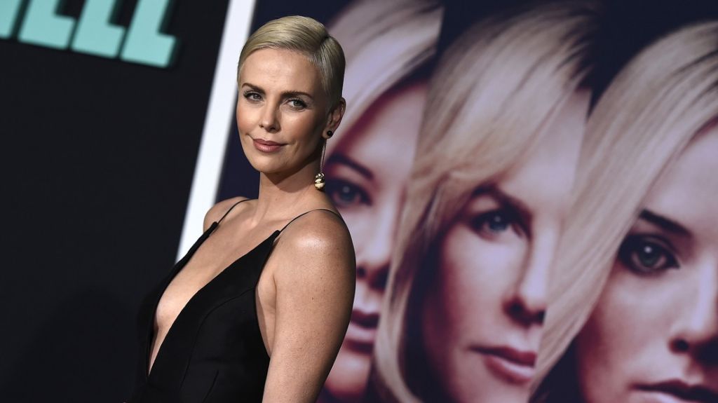  "Ella termin&oacute; con la amenaza": Charlize Theron relata c&oacute;mo su madre mat&oacute; a tiros a su padre 