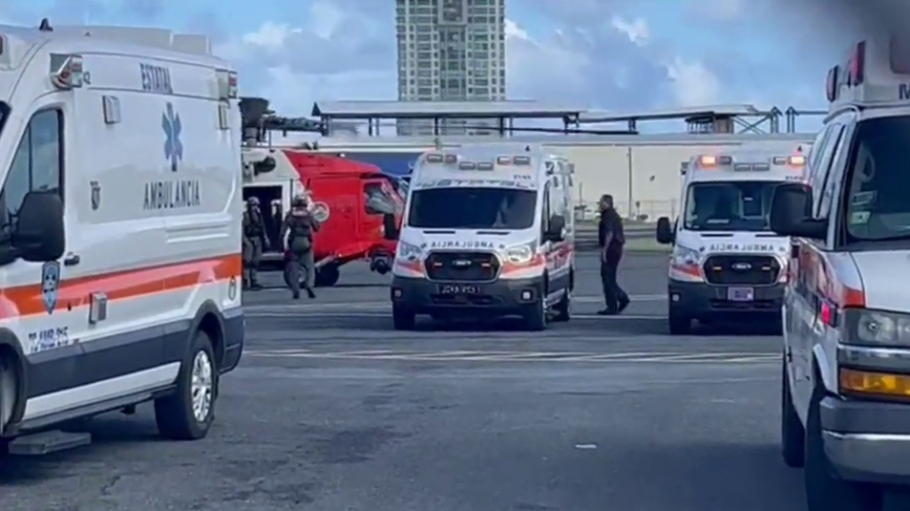  Video: Momento que trasladan agentes federales heridos a centro m&eacute;dico 