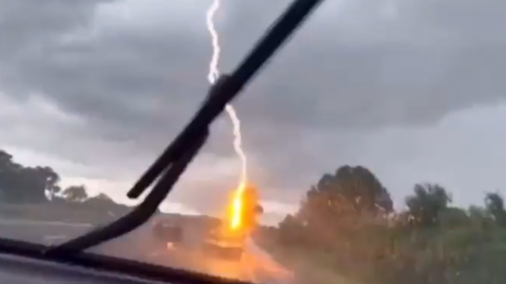  Video: Momento en que un rayo impacta un vehículo en Tampa, Florida 