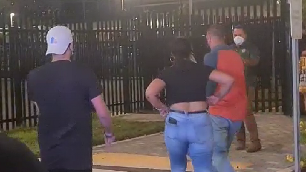  Video: Familiares de Keishla llegan al tribunal federal, abrazan y dan gracias a los polic&iacute;as 