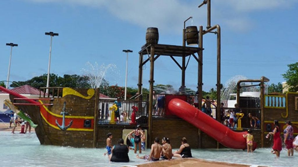  Alcalde anuncia reapertura del parque acu&aacute;tico de Quebradillas interesado fomentar el turismo 