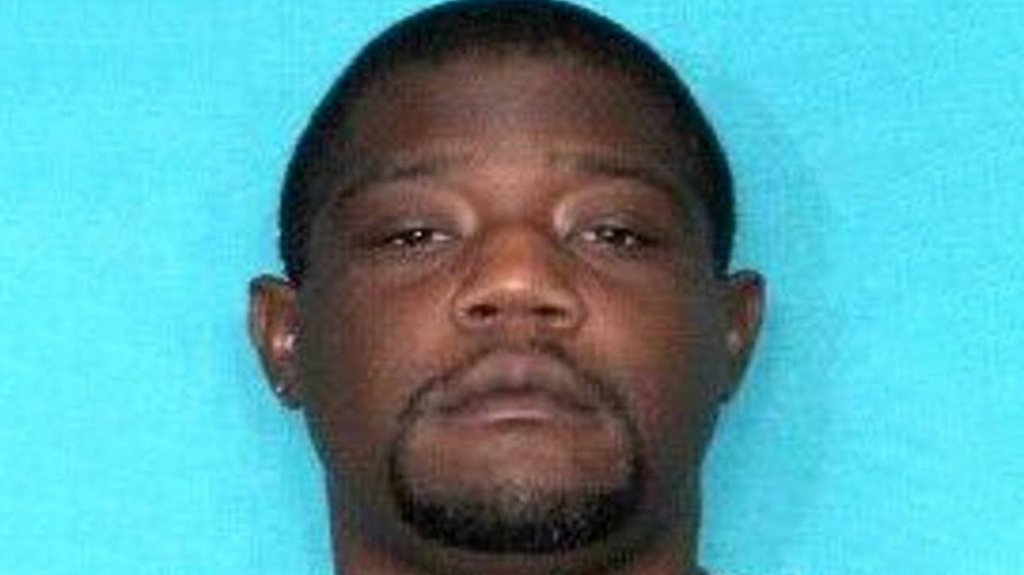  Sospechoso de un doble homicidio utiliza a su beb&eacute; como escudo humano durante un tiroteo con la Polic&iacute;a y ambos fallecen 