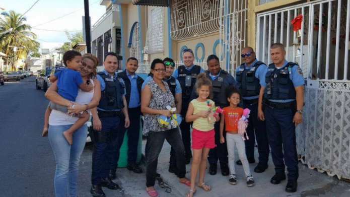 PolicÃ­as con su dinero le dan un Feliz dÃ­a de Reyes a niÃ±os de San Juan 