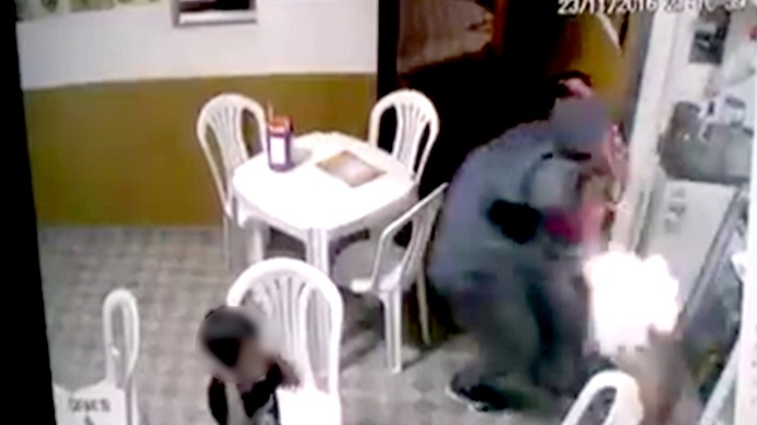 Video: tiroteo entre un asaltante y un policÃ­a en Brasil con niÃ±os por el medio 
