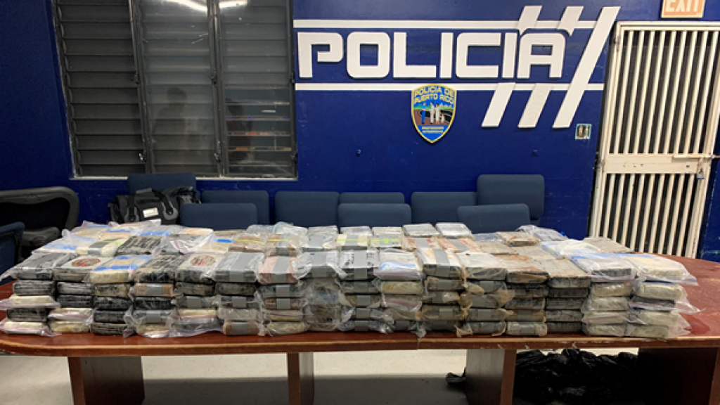  Persecuci&oacute;n en bote, en aguas de Lo&iacute;za termina con 4 arrestados y de 239 bloques de coca&iacute;na 