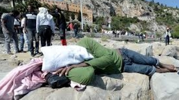 Video: Cientos de inmigrantes continÃºan atrapados en Ventimiglia tras el cierre de la frontera en 2015 en Italia 