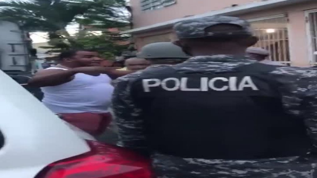  Video: Apunta a policías con una pistola y los agentes no hacen nada 