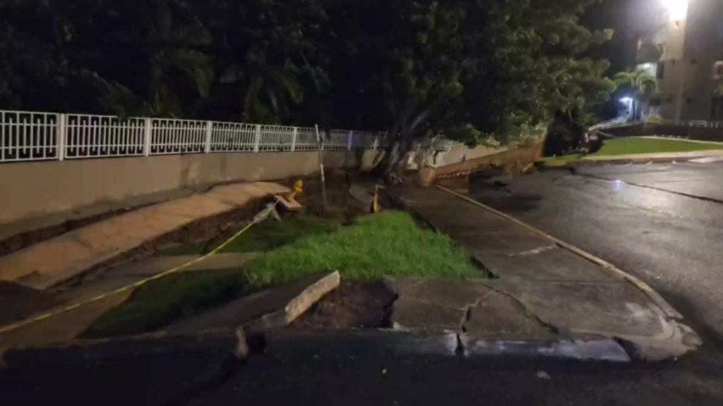 Video Ahora desalojan residentes de condominio en Guaynabo luego que