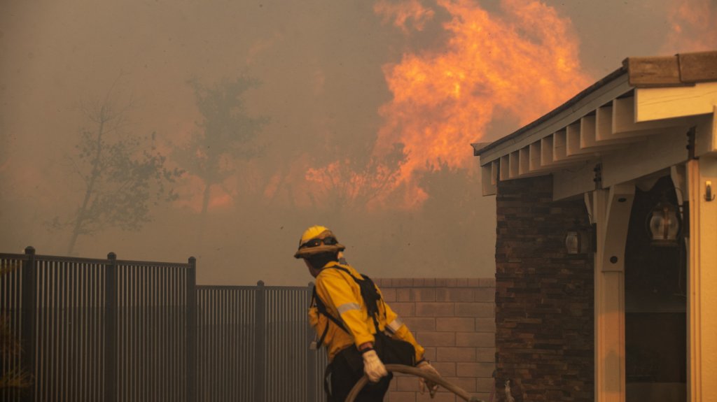  Un incendio en Los &Aacute;ngeles obliga a evacuar a m&aacute;s de 1.000 personas 