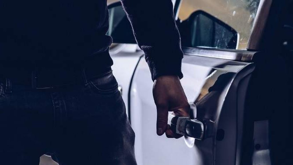  Roban guagua de estacionamiento de megatienda en Hatillo 