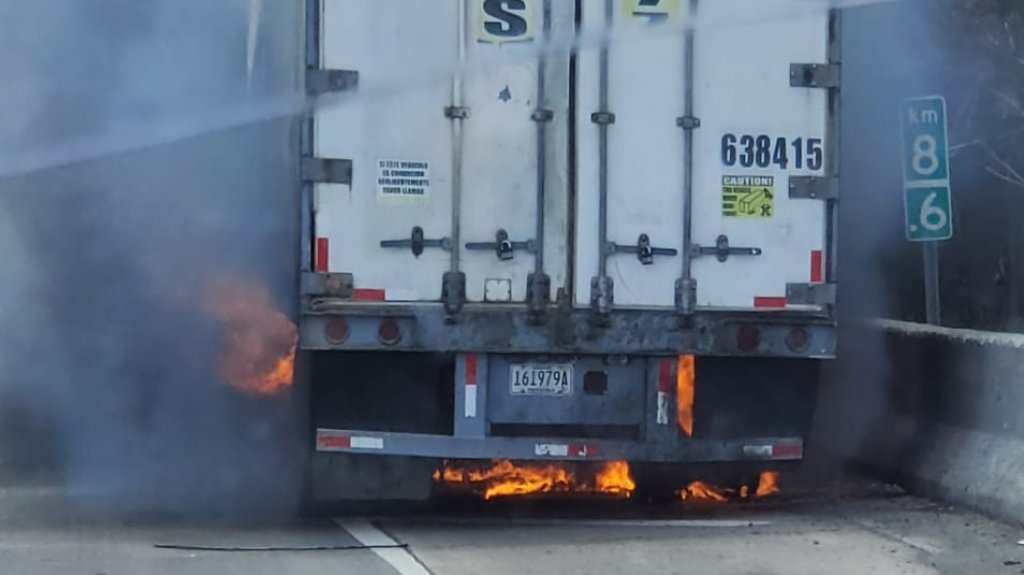  Cami&oacute;n se prende en fuego en el expreso 22, cerca de la C&aacute;rcel Federal 