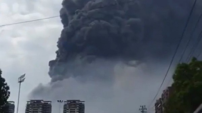 Video: Un enorme incendio afecta a una fÃ¡brica quÃ­mica en China