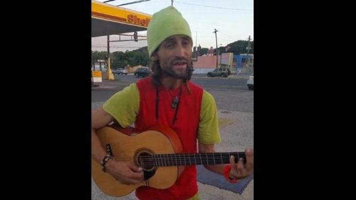 Reviven en las redes sociales video de talentoso hombre sin hogar 