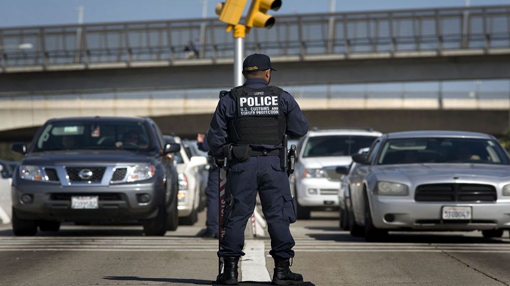  Lanzan videos sobre derechos de viajeros frente a un agente de frontera 