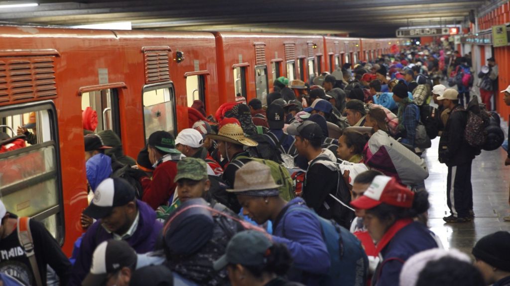  Caravana migrante abandona en su totalidad Ciudad de M&eacute;xico rumbo al norte 