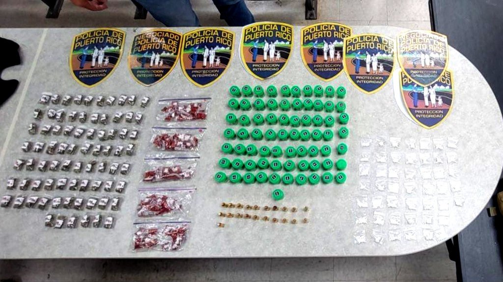  Ocupan en allanamiento logos magn&eacute;ticos de la Polic&iacute;a en residencial de Manat&iacute; 