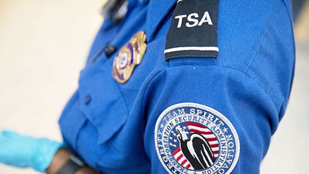  3 empleados de TSA heridos con fragmentos de bala en el Aeropuerto Luis Mu&ntilde;oz Mar&iacute;n 