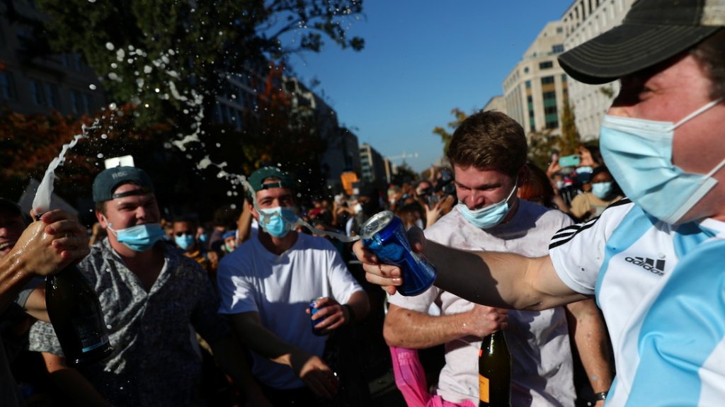  VIDEOS: Cientos de personas se congregan frente a la Casa Blanca para celebrar la victoria de Joe Biden 