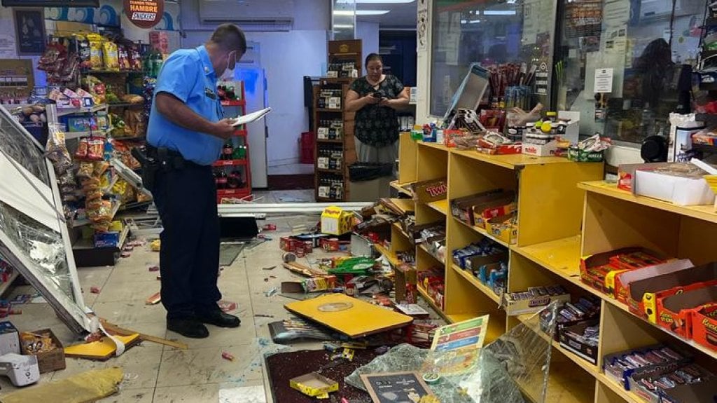  FOTOS: Escalan Dealer y Gasolinera en Camuy y Quebradillas 