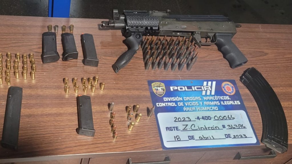  Operativo en Las Piedras resulta en arresto de dos hombres por posesi&oacute;n de armas y drogas 