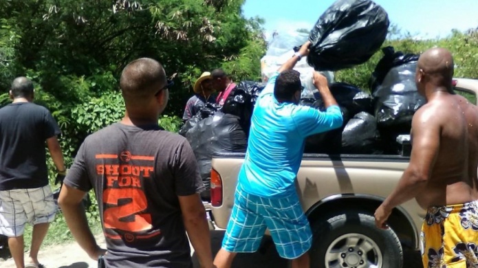 Ciudadanos llegan a Ceiba a limpiar el Ã¡rea del columpio