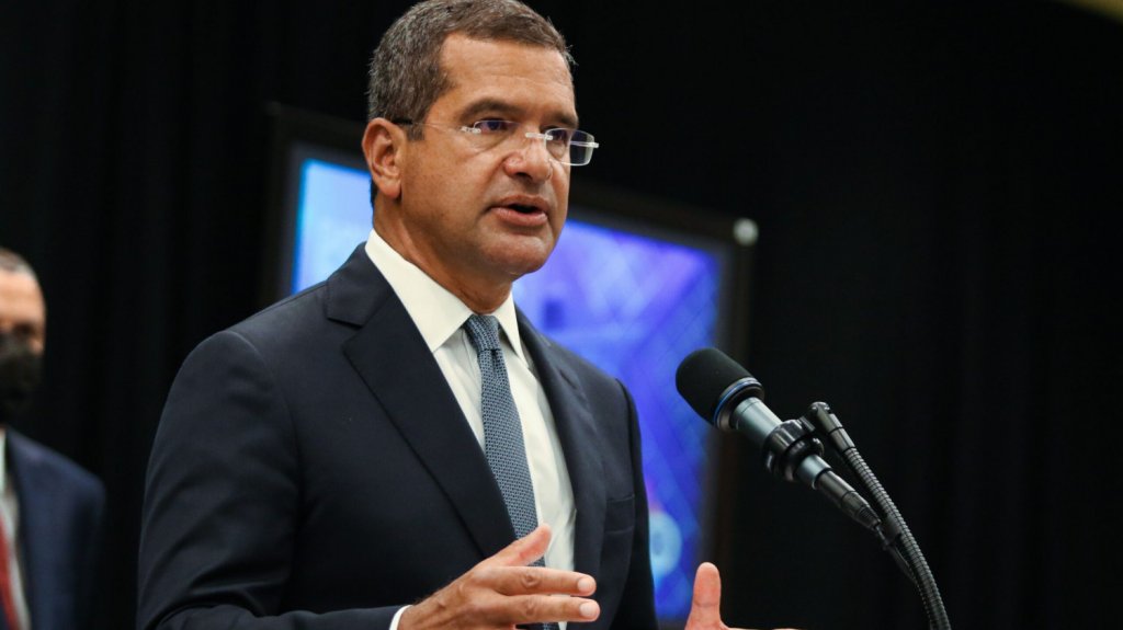  Gobernador ampl&iacute;a vacunaci&oacute;n obligatoria en industrias privadas 