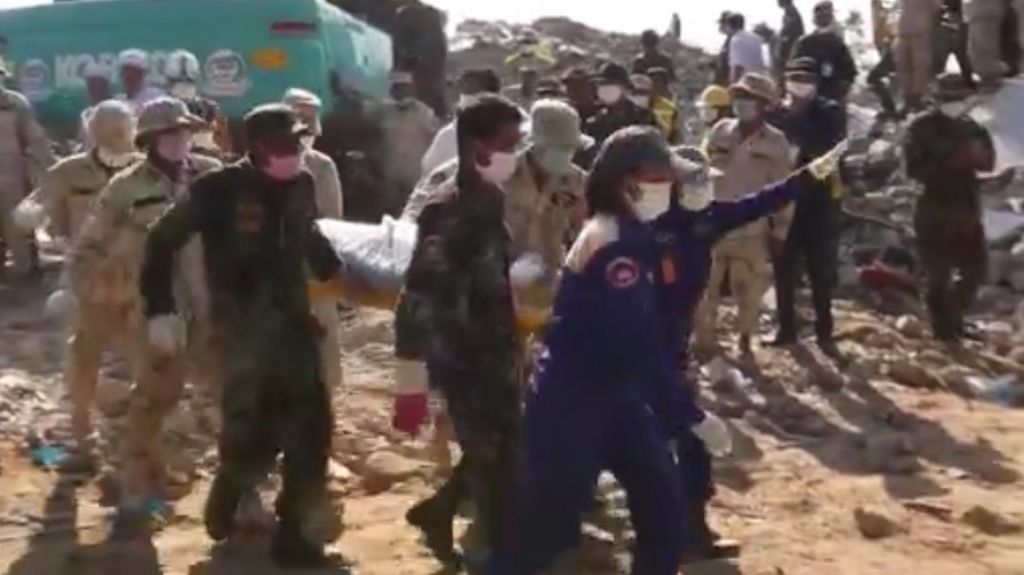  Vea video: El derrumbe de un edificio en obras en Camboya se salda con 36 muertos 