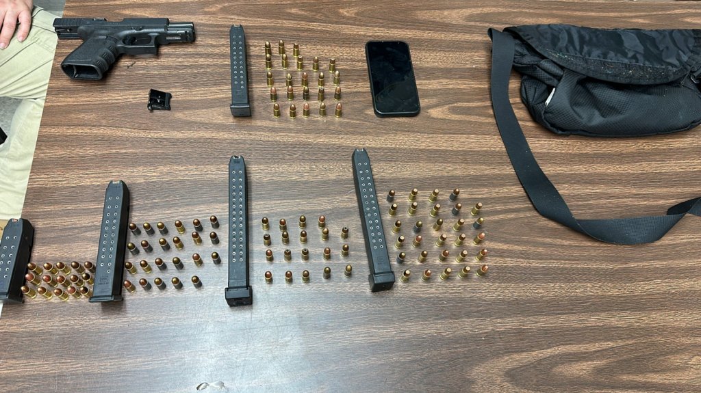  Arrestado con un arma alterada luego de una persecuci&oacute;n en Bayam&oacute;n 