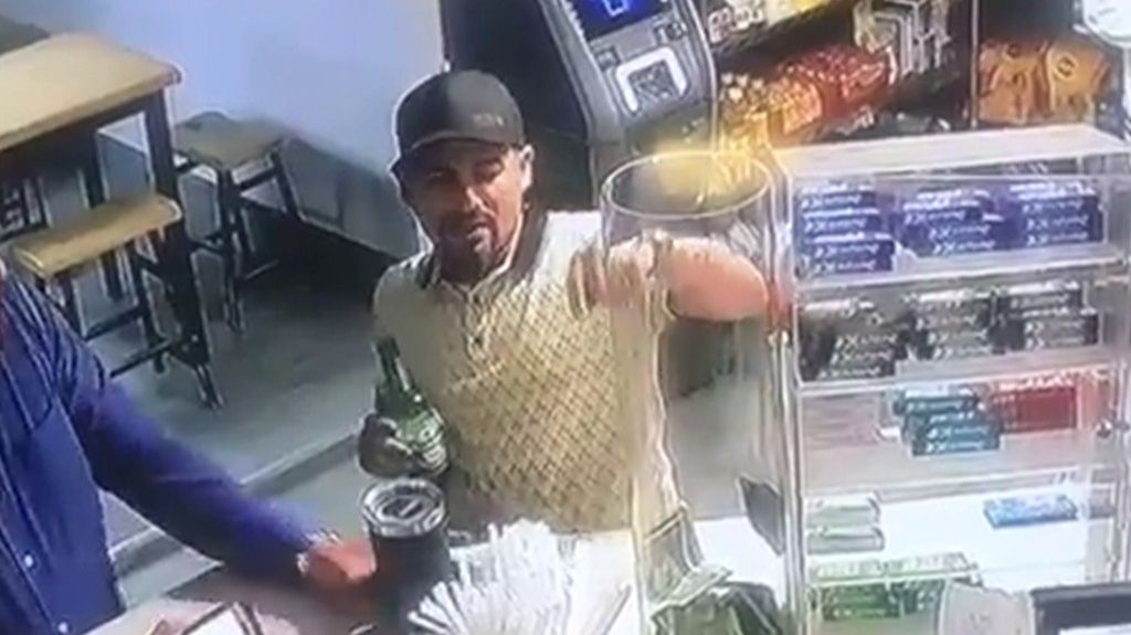  Qued&oacute; "retrataoo" en video, llego a un negocio de Caguas y se llev&oacute; la propina del pote 