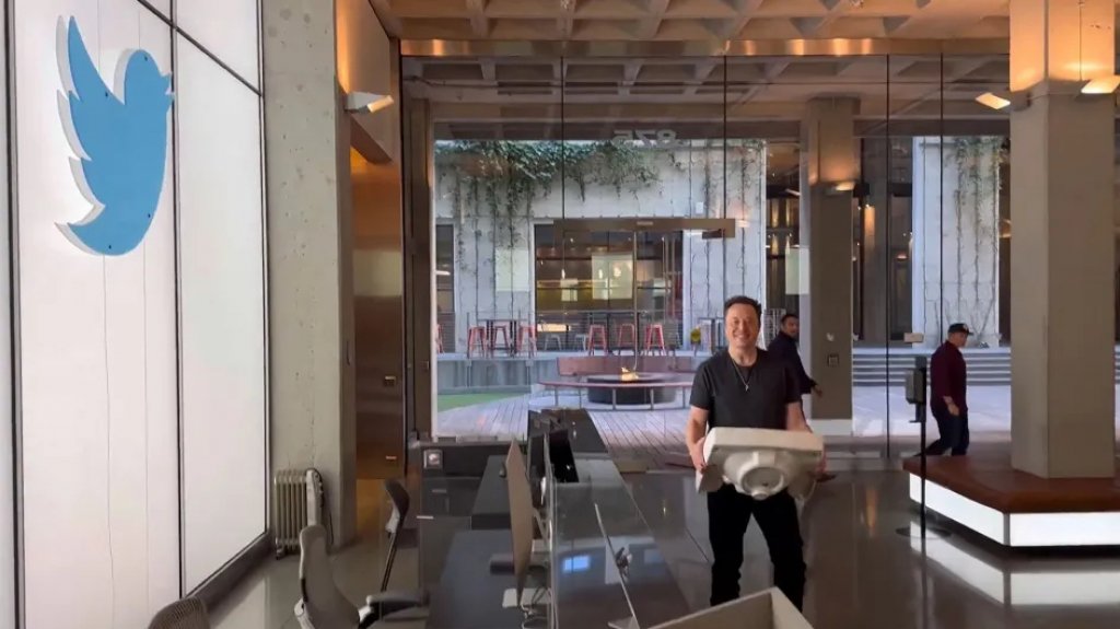  Elon Musk completa la compra de Twitter y despide a altos ejecutivos 