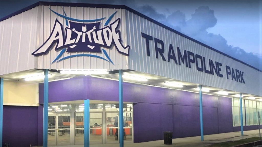  Hurtan casi 14 mil d&oacute;lares y seis computadoras desde tienda en Bayam&oacute;n 