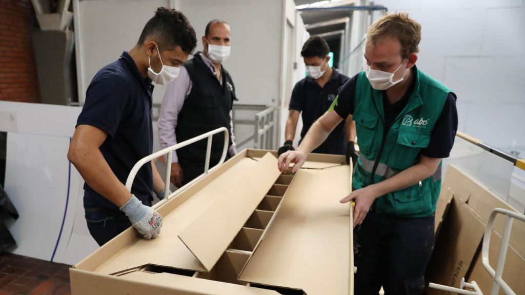  Ingeniosa empresa crea camas hospitalarias de cart&oacute;n que se convierten en ata&uacute;des en Colombia 