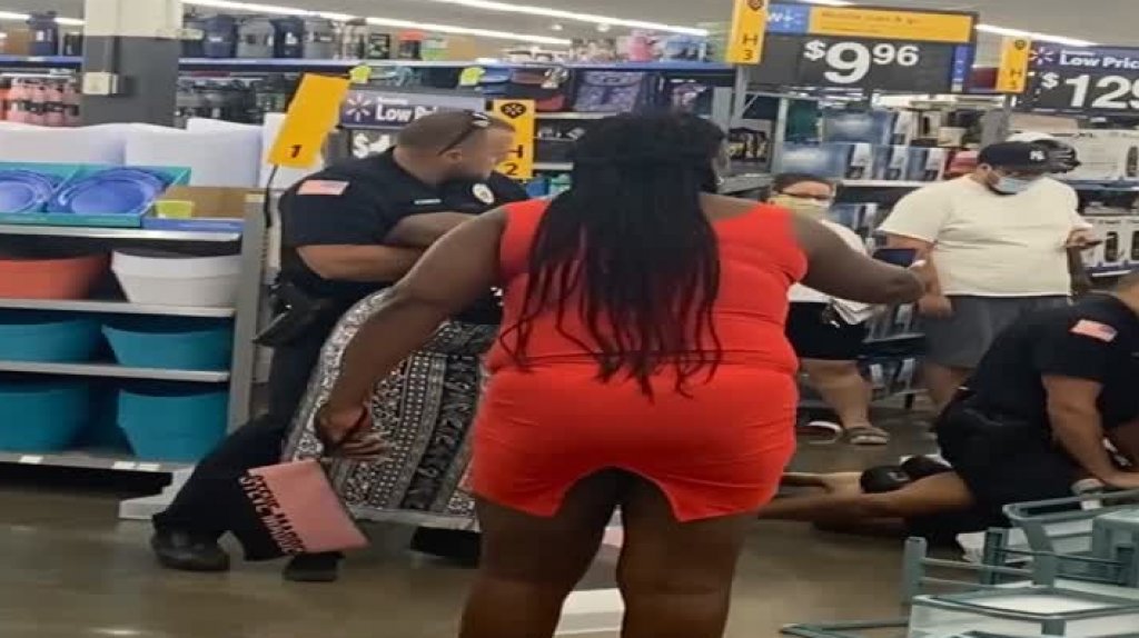  Video: Mujeres forman tremendo revol&uacute; en Walmart y terminan arrestadas 
