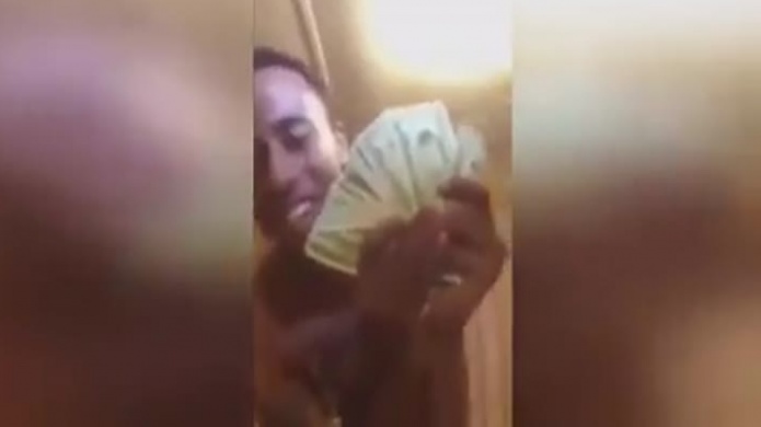 Video: Estaba con mucho "Guille" de dinero por Facebook live cuando llega la policÃ­a y lo pone bajo arresto 